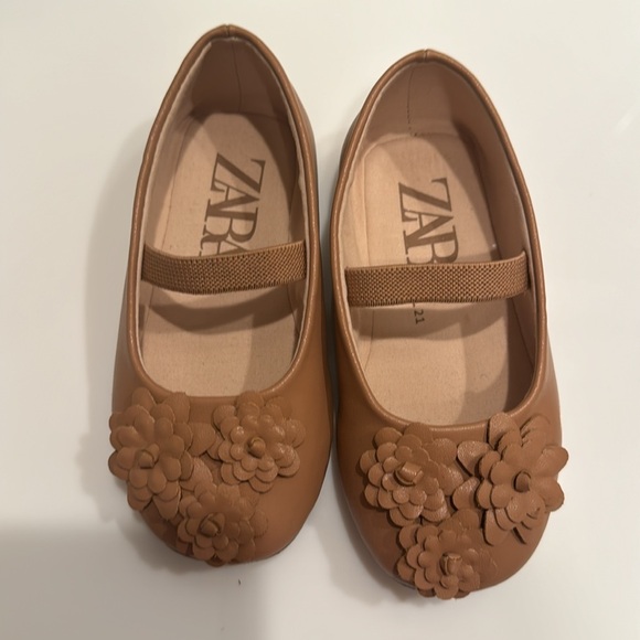 5 pairs of toddler shoes - size 6 - Picture 3 of 7